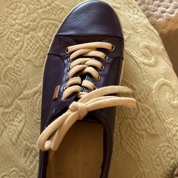 Navy Blue ECCO Leather sneakers. Size39EU/8US. Slight scuff on upper right shoe - Picture 11 of 16